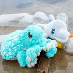 Save The Sea Plysjbamse Resirkulert Materiale - Delfinen Willow -Cuddlebug Selger 230413 085454 124404 2 268567 h5ef59656