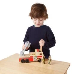 Melissa & Doug - Brannbil I Tre Med 3 Figurer -Cuddlebug Selger 62485 13 180461 h26715501